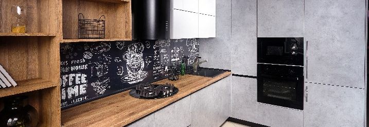 Moderne Küche mit beschrifteter Tafelwand.
